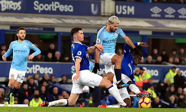 AP Kun Agüero aguanta la fuerte marca del Everton