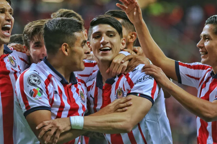 IMAGO7 Chivas festeja triunfo ante Xolos en la J1 del C2019