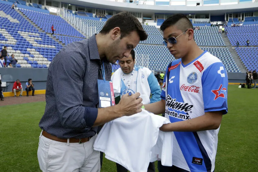 IMAGO7 Zamogilny firma algunos autógrafos a aficionados del Puebla