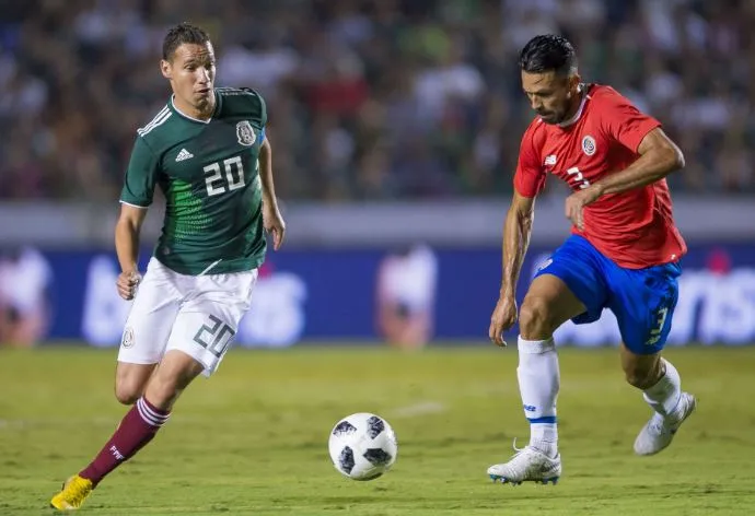 MEXSPORT Dueñas lucha por el esférico en duelo de la Selección