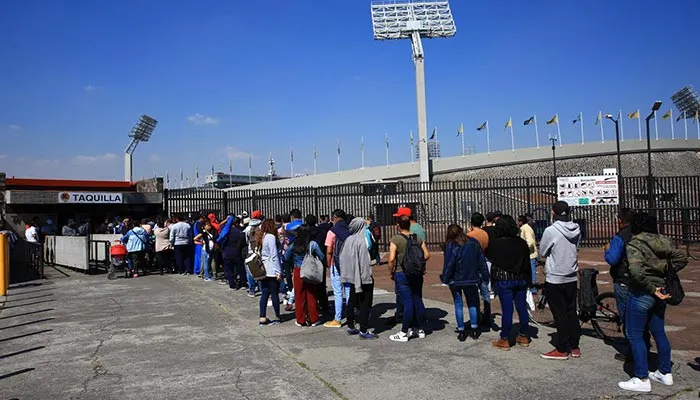 CARLOS RAMÍREZ Fila de aficionados para comprar boletos del Clásico Capitalino