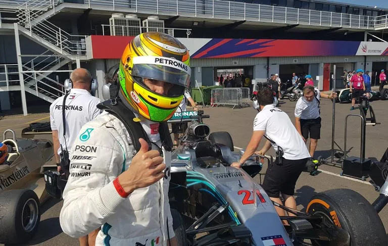 TWITTER @MercedesAMGF1 Guti con la escudería Mercedes