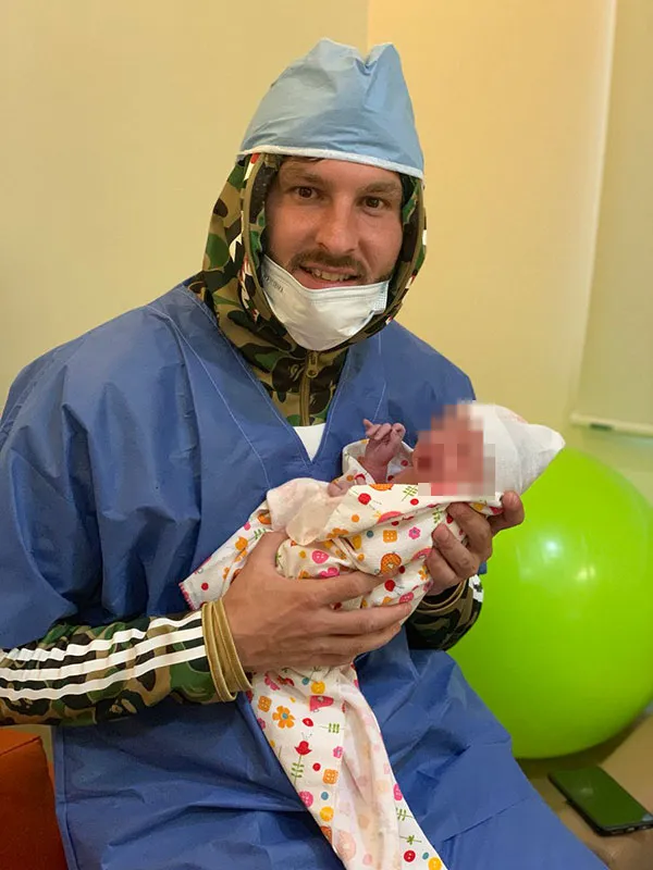 TWITTER @10APG Gignac carga a su bebé recién nacida