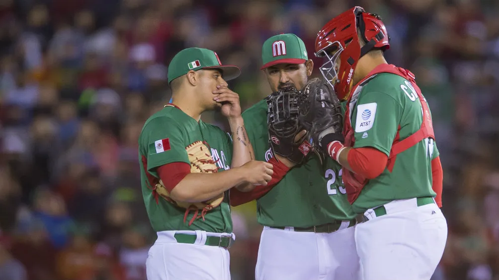 MEXSPORT Jugadores planean estrategia durante un juego de México