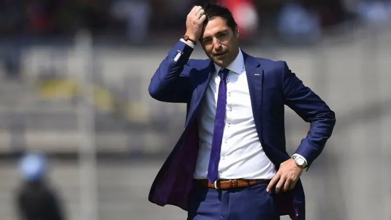 IMAGO7 Diego Alonso se muestra pensativo durante el partido contra Pumas