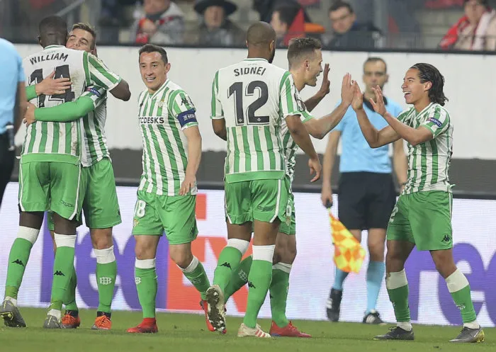 AP Lainez festeja con sus compañeros del Betis