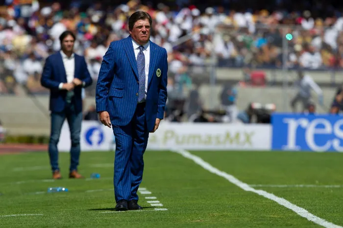 MIGUEL PONTÓN Herrera observa el juego entre Pumas y América en CU