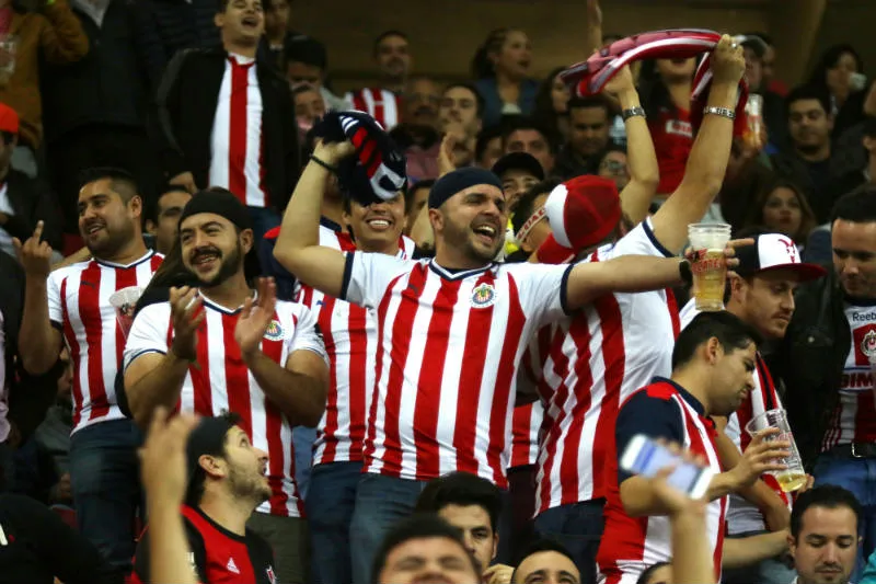 IMAGO7 Aficionados de Chivas durante un partido