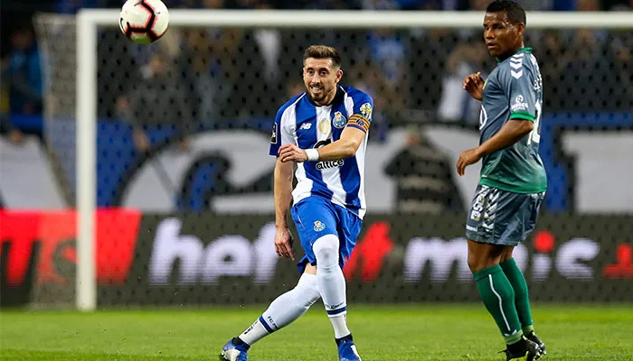 EFE Herrera rematando el balón