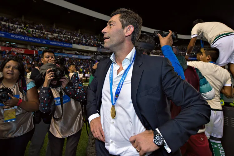 MEXSPORT Caixinha celebra campeonato en su paso con Santos