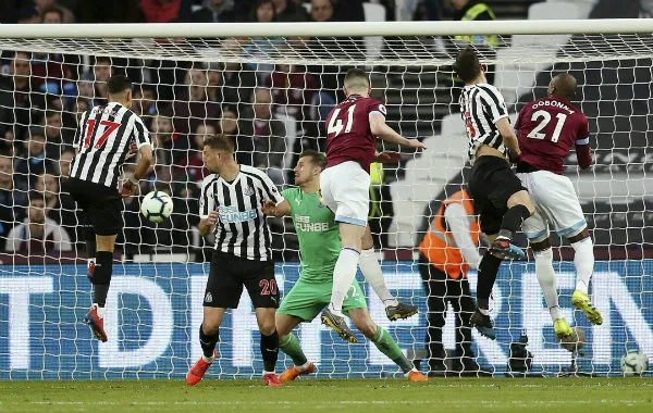 AP Momento en que Declan Rice anota el primero para su equipo