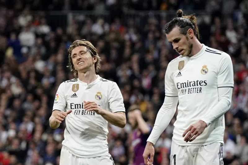 AP Modric y Bale se lamentan tras una jugada