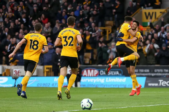 TWITTER @WOLVES Raúl Jiménez celebra con sus compañeros su gol 11 en Premier