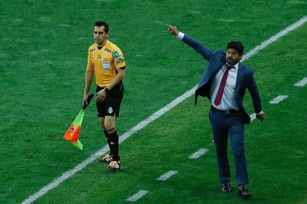 ERNESTO PÉREZ Cardozo llama la atención a sus jugadores