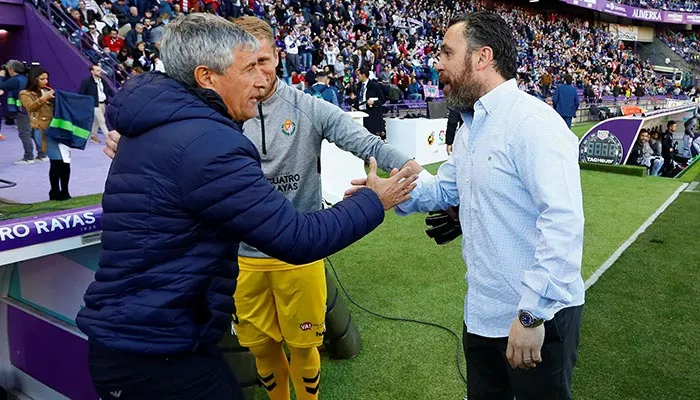 EFE Setién saludando al DT del Valladolid