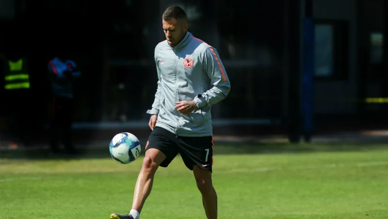 IMAGO7 Ménez controla el balón en una práctica con el América