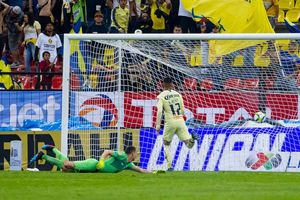 MIGUEL PONTÓN Marchesín ve el esférico en la portería tras su error