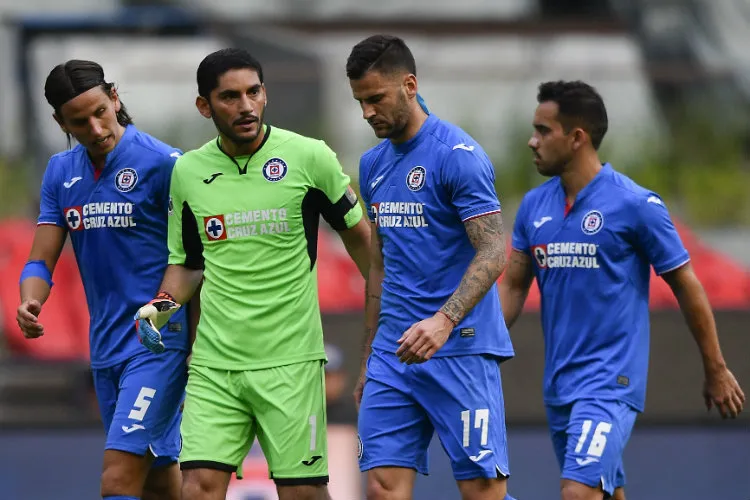 IMAGO7 Jesús Corona habla con sus compañeros tras el duelo vs Necaxa