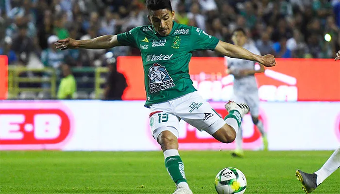 IMAGO7 Ángel Mena en partido con el León