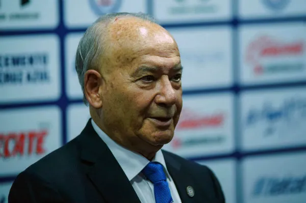 IMAGO7 Billy Álvarez durante una conferencia de prensa