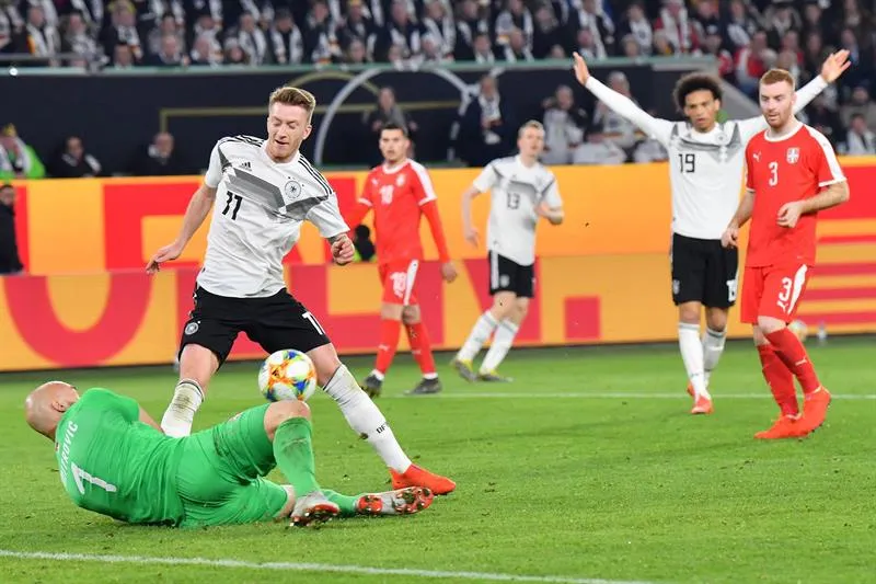 EFE Reus remata contra el portero de Serbia, Marko Dmitrovic