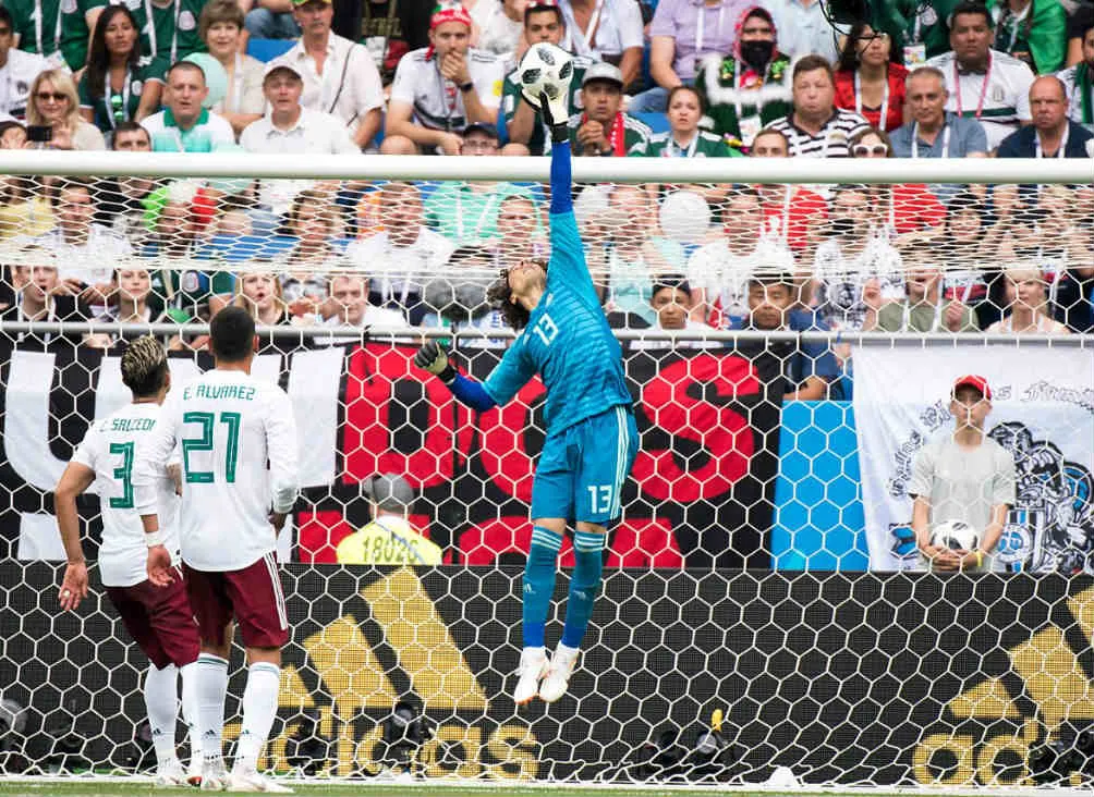 IMAGO7 Ochoa detiene un disparo en Mundial de Rusia 2018