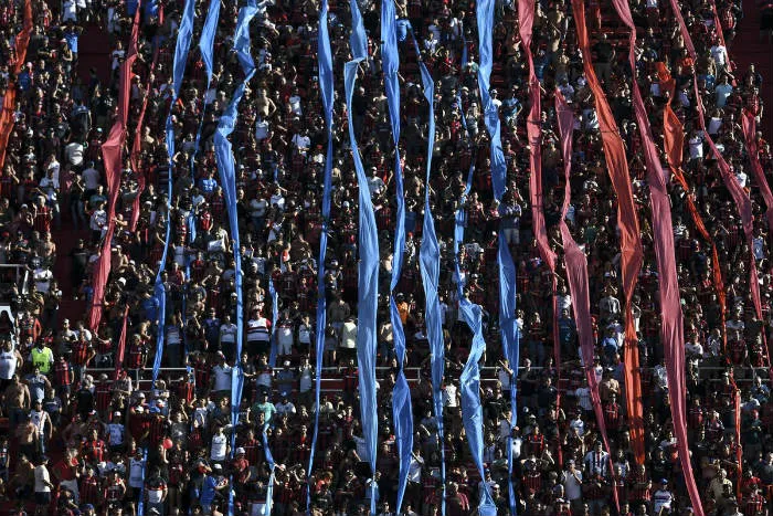 TWITTER @SANLORENZO Afición de San Lorenzo apoyan a su equipo en un juego