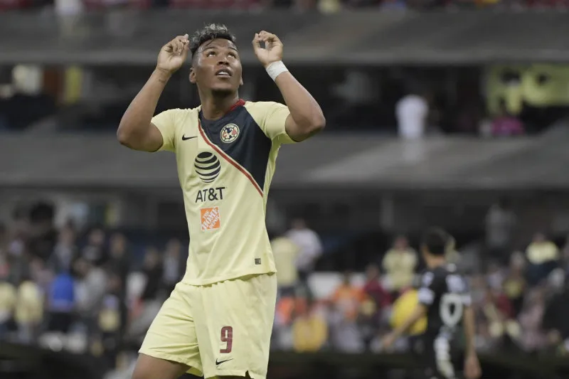 MEXSPORT Roger Martínez festeja un gol con el América