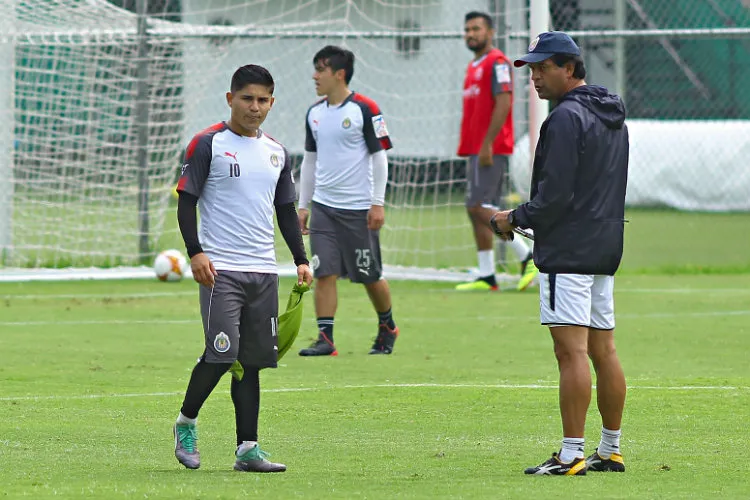 ya que hilan cuatro derrotas. Eduardo López, durante un entrenamiento con Chivas