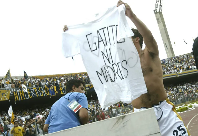 RÉCORD Ailton muestra su playera con la leyenda 'Gatito ni madres'
