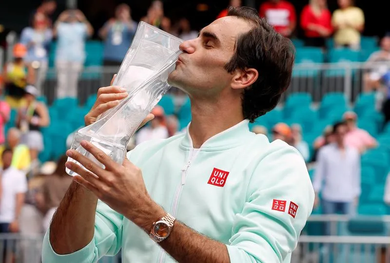 EFE Federer besa su trofeo tras ganar el Abierto de Miami
