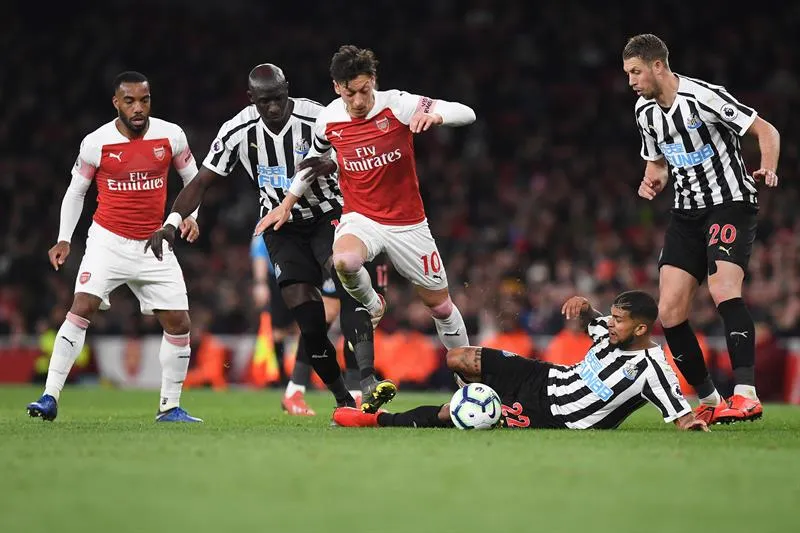 EFE Ozil disputa un balón Yedlin y Diame