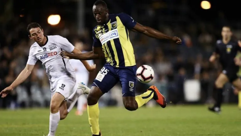 TWITTER @USAINBOLT Bolt, durante partido del Central Coast Mariners