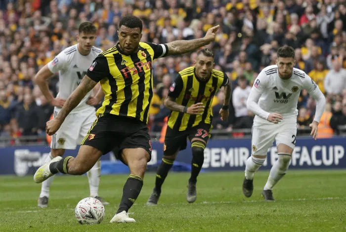 AP Deeney, a punto de patear el balón
