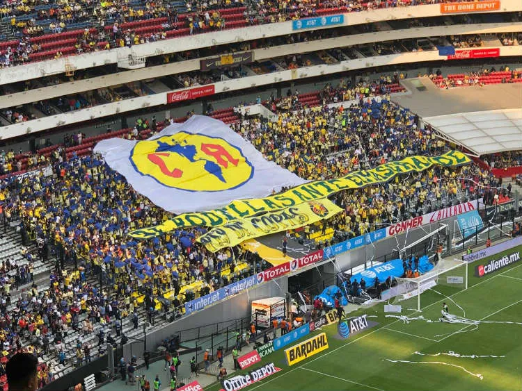 DANIEL OCARANZA Afición americanista despliega manta con mensaje para Cruz Azul