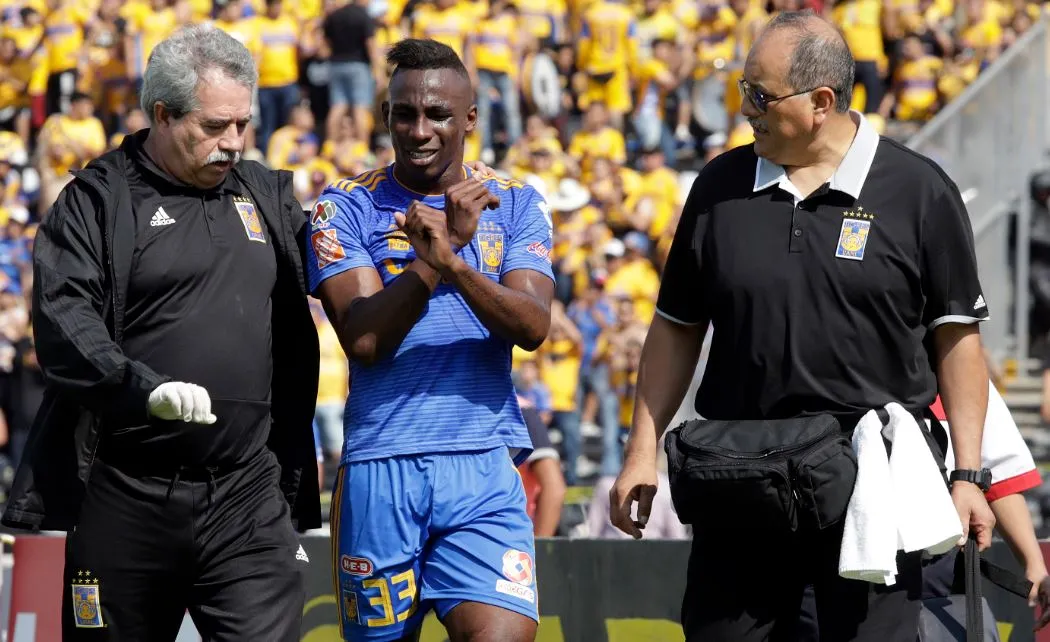 IMAGO7 Quiñones sale del campo por lesión