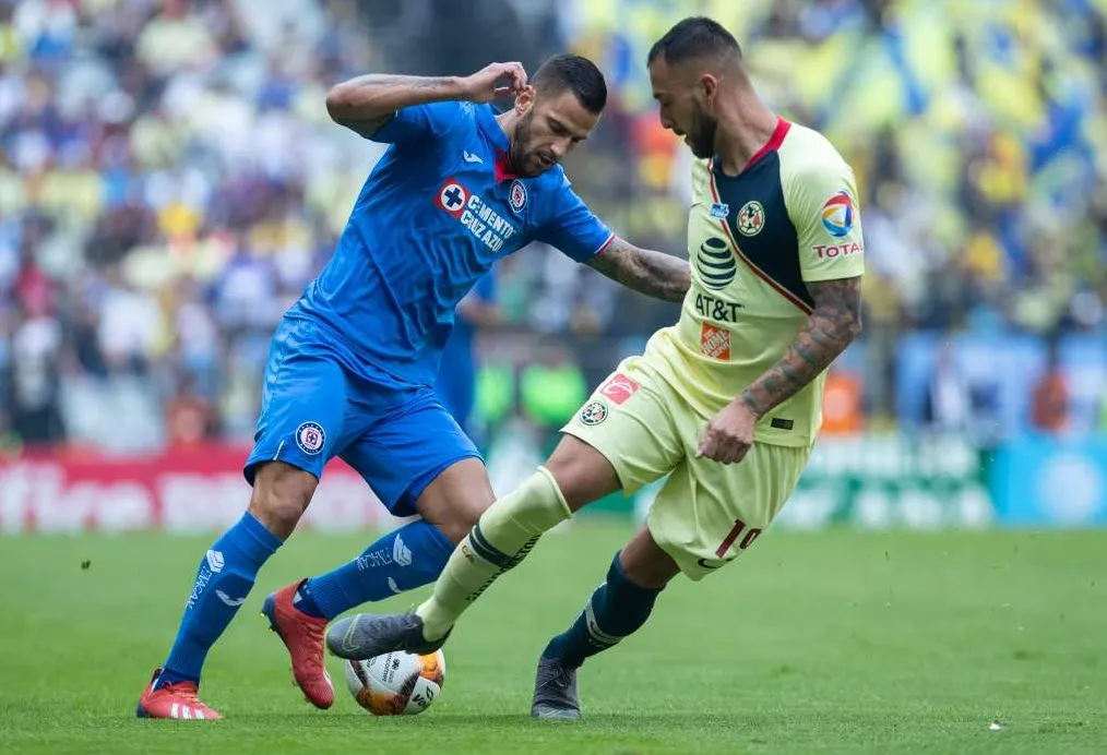 MIGUEL PONTÓN Jugadores disputan la esférica en Clásico Joven