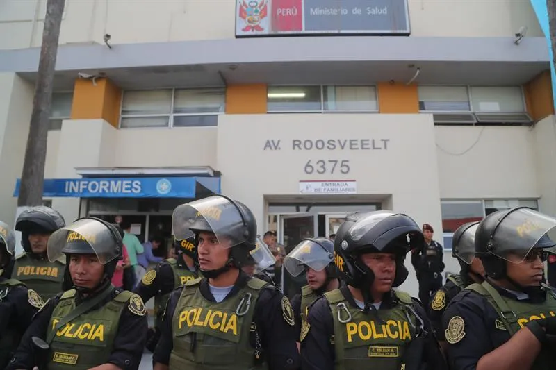 EFE Policías resguardan el hospital donde se encuentra Alan García