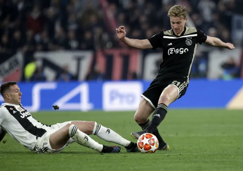 AP De Jong disputa un balón con Bernardeschi