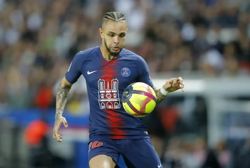 AP Layvin Kurzawa con el uniforme de homenaje a Notre-Dame