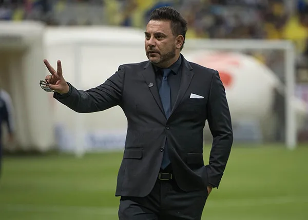 MEXSPORT Antonio Mohamed saluda en el Estadio Azteca
