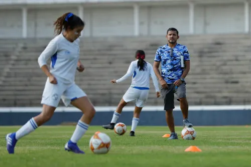 ERNESTO PÉREZ Jorge Gómez dirigiendo un entrenamiento con Puebla Femenil