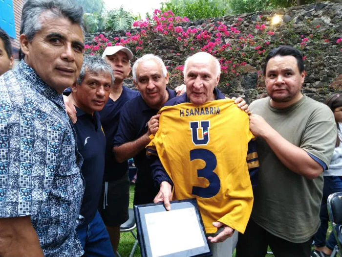 CORTESÍA MANUEL NEGRETE Exjugadores de Pumas durante el homenaje a Héctor Sanabria