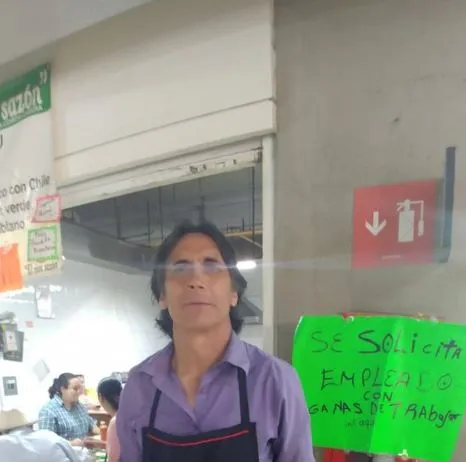 TWITTER @ElPistonAzul Lupillo Castañeda trabajando en cocina económica