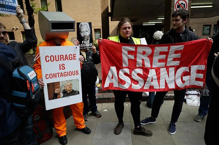 AP Partidarios de Assange protestan afuera de la corte