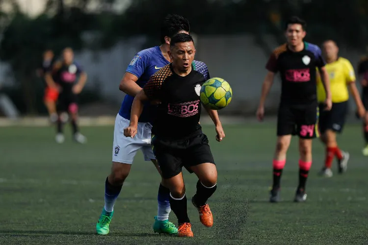 ERNESTO PÉREZ Edgar 'La Guevara' Villa conduce el esférico