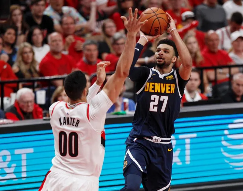 AP Jamal Murray lanza la bola con dirección a la canasta