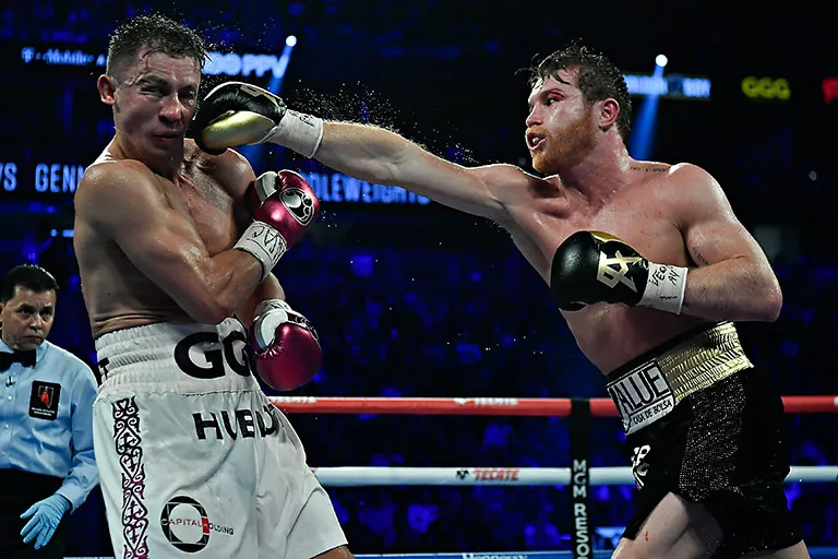 IMAGO7 Canelo conecta el rostro de GGG durante su combate del año pasado