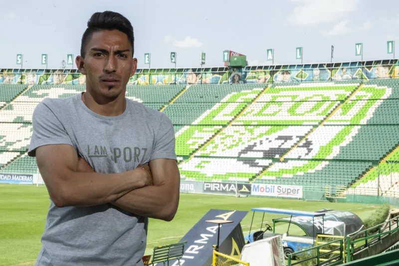 MIGUEL PONTÓN Ángel Mena posa para la lente de RÉCORD