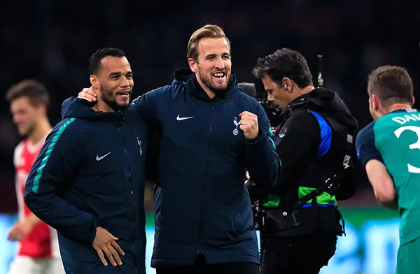 AP Harry Kane festeja con sus compañeros tras eliminar al Ajax en Champions